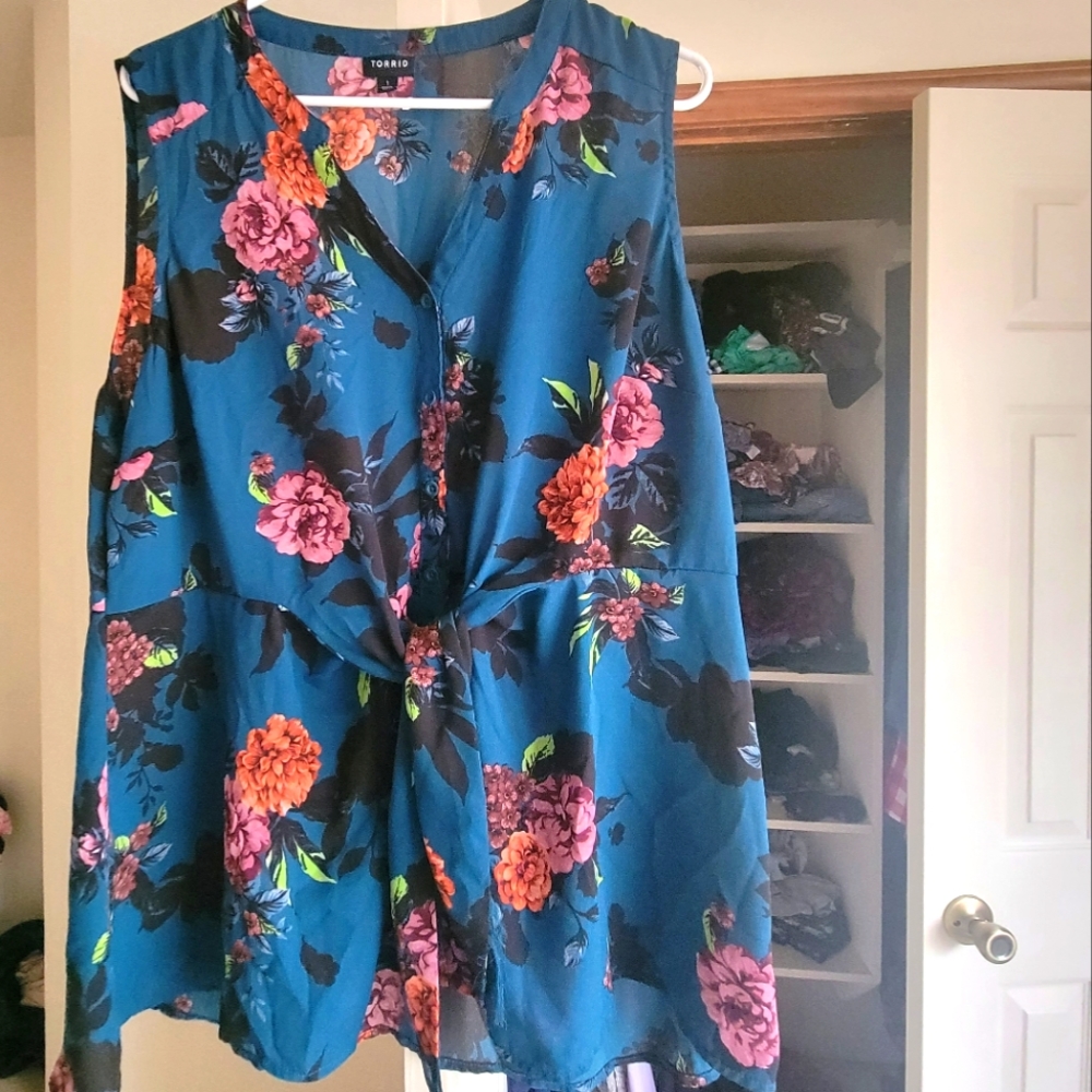 TORRID sleeveless floral top